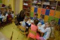 Gimnazjaliści czytają przedszkolakom